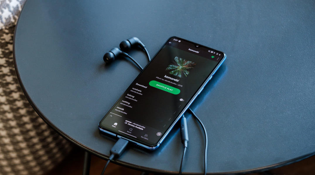 Приложение Spotify на смартфоне