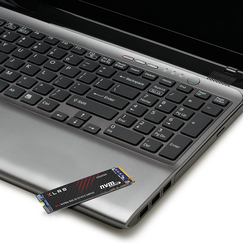 NVMe SSD-накопитель PNY XLR8 CS3030 лежит на ноутбуке